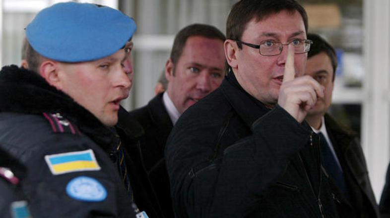 Hkrati je zanikal, da so se s kolegi tako močno napili, da so jih morali nemški 