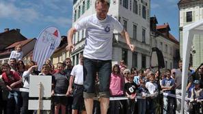 Znanstival poučno prikaže stvari, ki se jih učimo preko formul in enačb, je pove