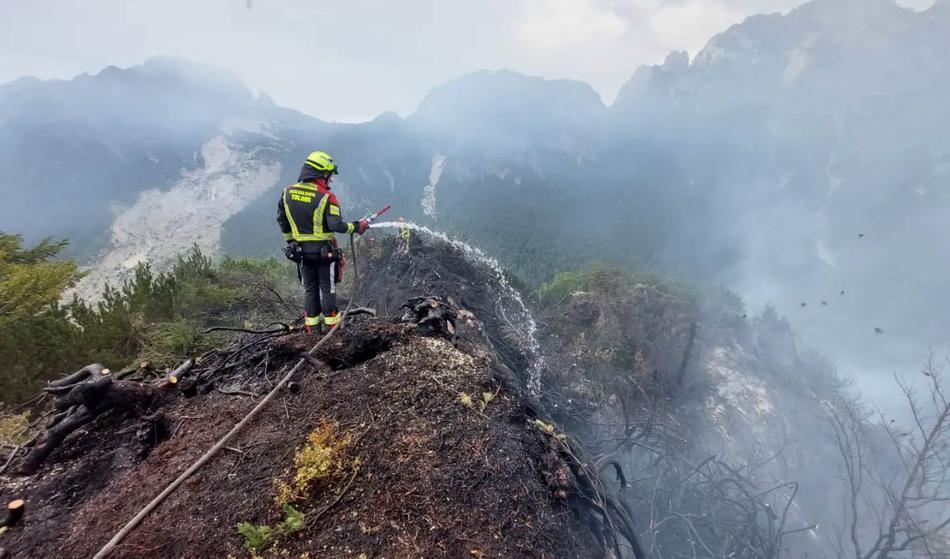 Znan vzrok požara na Planji, na Bovško še več gasilcev