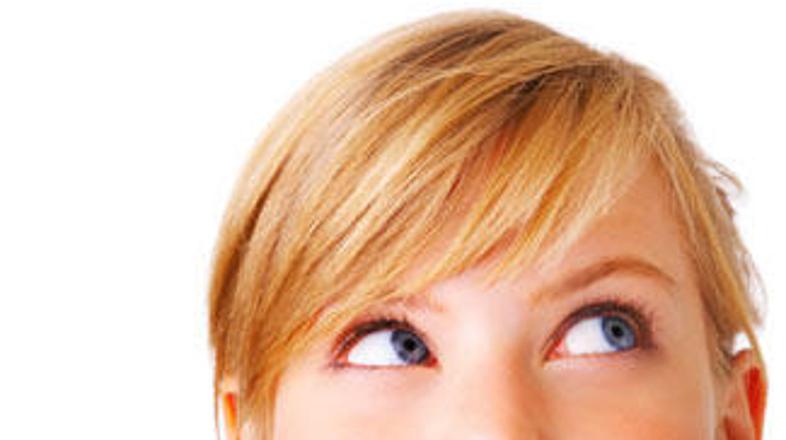 Ravnatelj učenkama ne verjame, da sta naravni plavolaski.