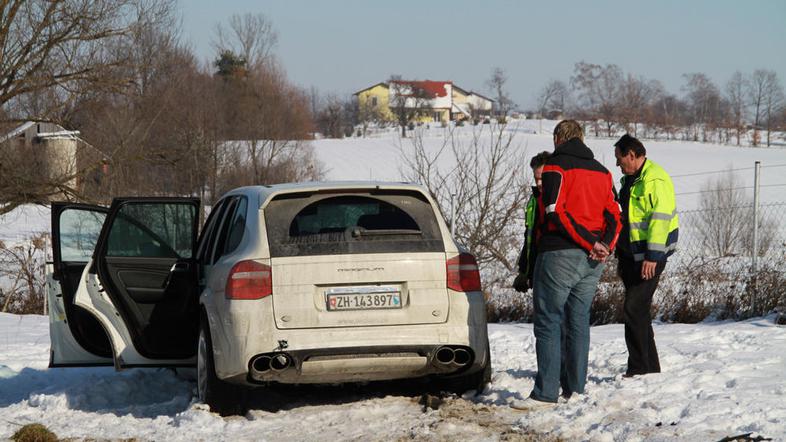 Načrte z avtomobilom, vrednim dobrega četrt milijona evrov, je prekrižala sloven