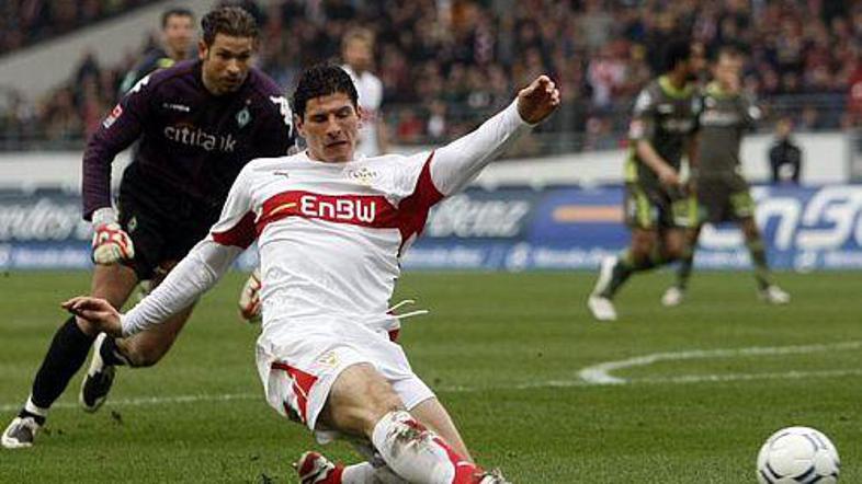 Mario Gomez je trikrat zatresel mrežo Werderja.