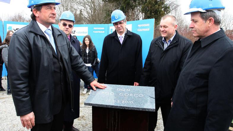 Pri polaganju temeljnega kamna so bili navzoči tudi visoki gostje. (Foto: Katari