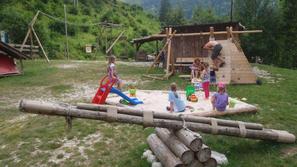 Letošnja pridobitev ekokampa Korita je tudi prenovljeno otroško igrišče z leseni