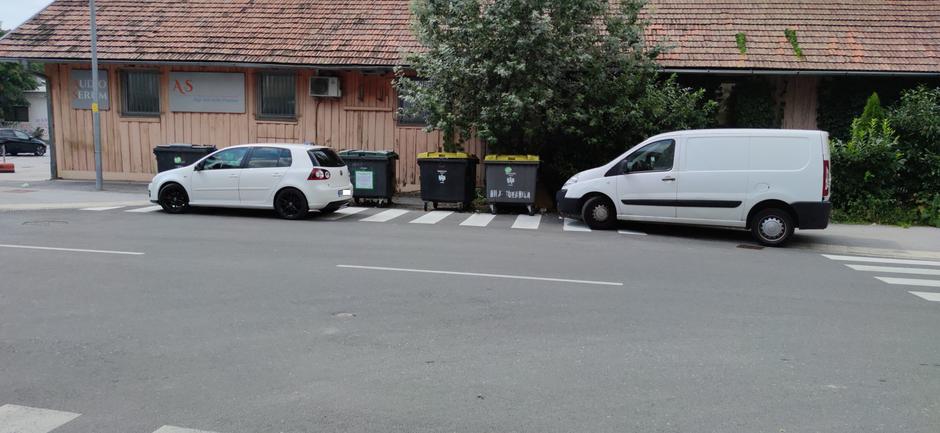 Nepravilno parkiranje v okolici džamije na Parmovi | Avtor: Bralec