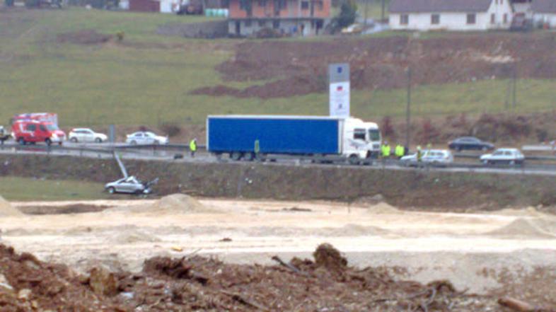Ukleščeno voznico so s tehničnim posegom rešili gasilci GRC Novo mesto.