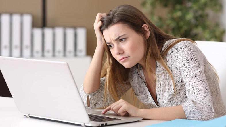 ženska razmišljanje račnualnik zaskrbljenost