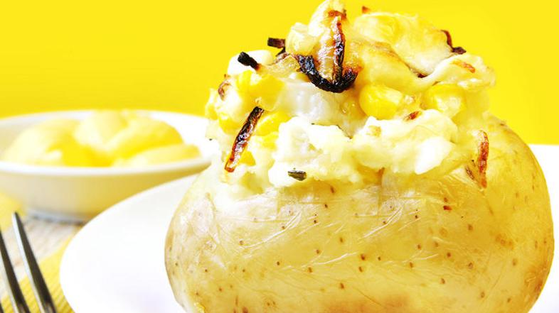 Na koncu nadevane krompirje hitro zapecite v pečici. (Foto: Shutterstock)