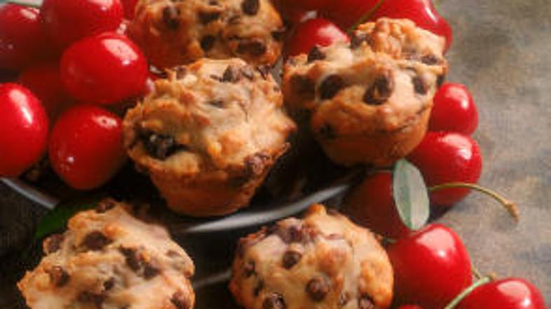 V mafine dajte višnje iz kompota.