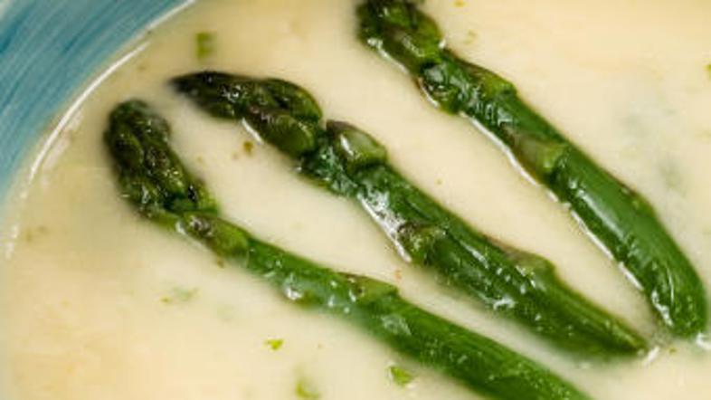 Juho zabelite s kislo smetano.