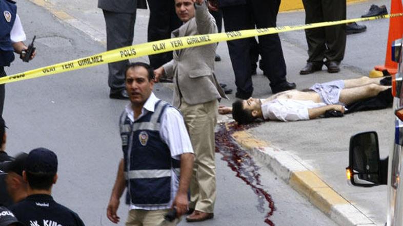 V streljanju pred ameriškim konzulatom v Istanbulu so umrli trije policisti in t