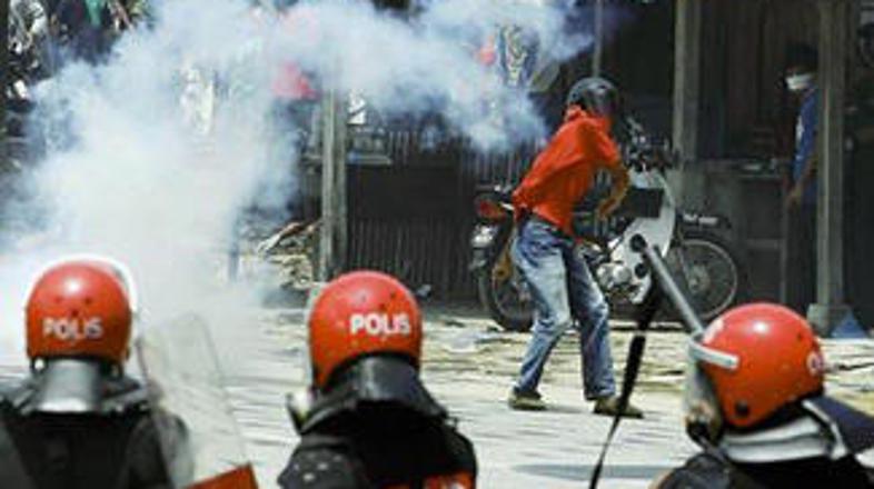 Policija je protestnike razgnala s solzivcem.