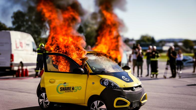 testni vžig in gašenje e-avtomobila, ko zagori elektrika
