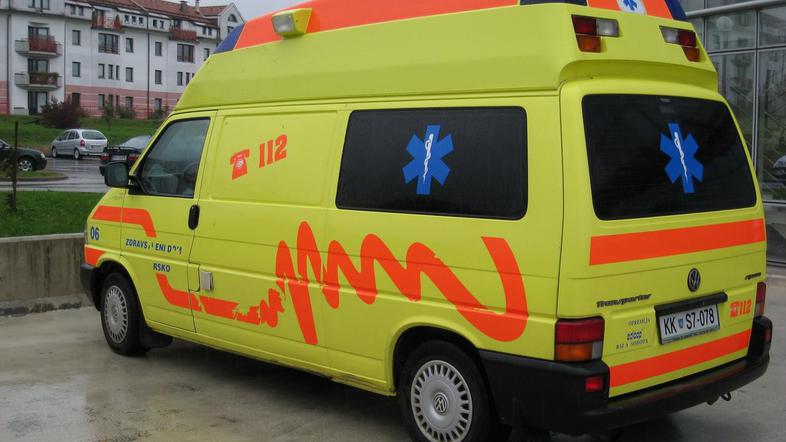 Nujni prevozi z reševalnim vozilom pripadajo tudi tistim brez obveznega zdravstv