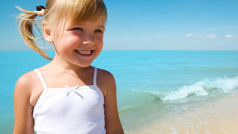 Kljub visokim faktorjem otrok ne izpostavljajte soncu ves dan. (Foto: Shuttersto