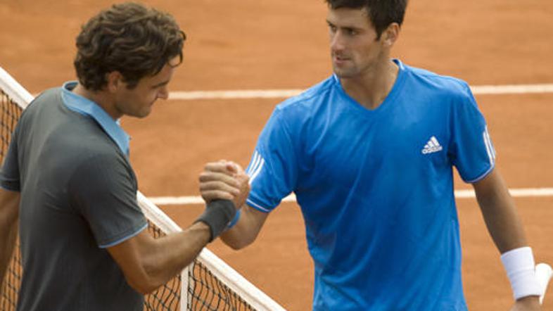 Roger Federer (levo) je Novaku Djokoviću (desno) po dvoboju čestital za preboj v