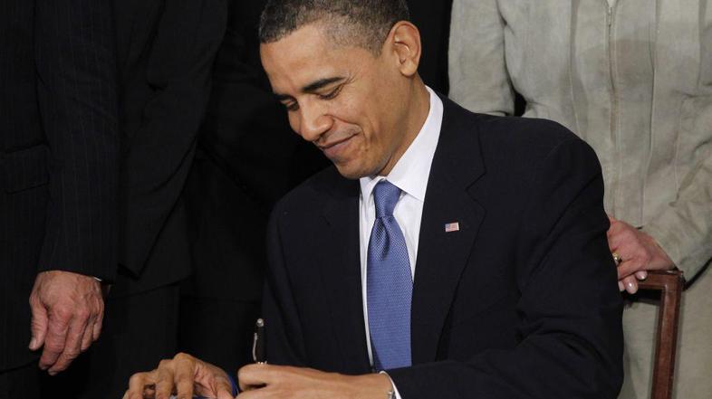 Obama je že svečano podpisal zakon o reformi zdravstvenega sistema. (Foto: Reute