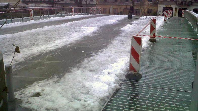 Na vprašanje, ali ni bilo sprva obljubljeno, da bo most pozimi v celoti prehoden