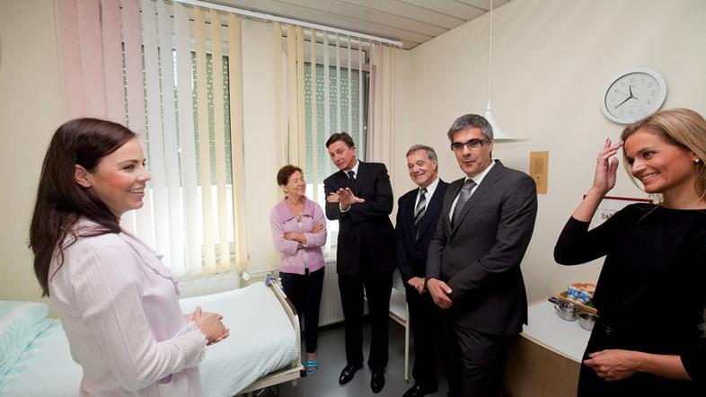 Vodstvo bolnišnice je visoke goste peljalo na obisk k novopečeni mamici Lorelli 