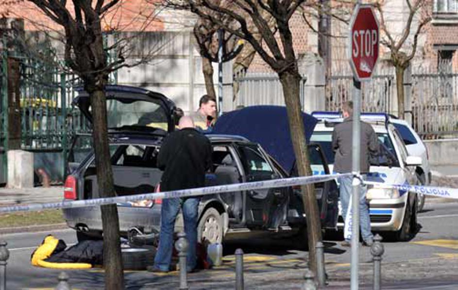Policisti so avtomobil pregledali, a v njem niso našli eksploziva.