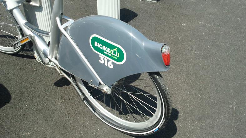 Nevozna kolesa iz sistema Bicikelj je opazil tudi bralec, ki je poslal fotografi