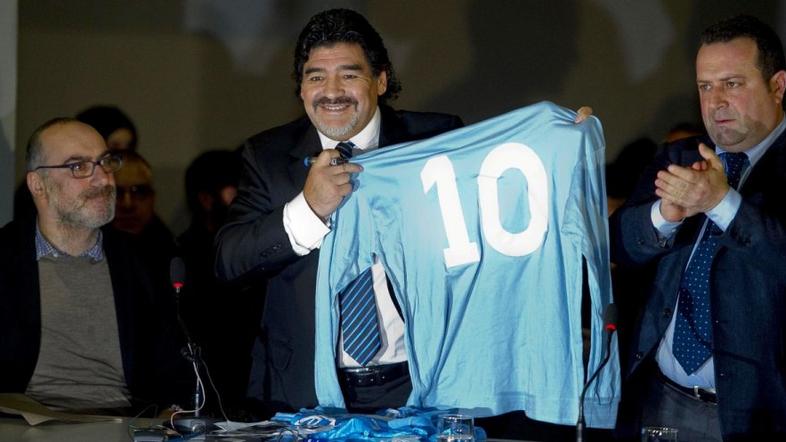 Maradona dres desetica desetka Neapelj Napoli povratek novinarska konferenca