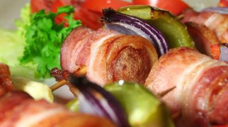 Hrenovke s slanino lahko pripravite tudi brez zelenjave.