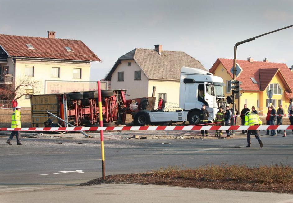 Nesreča tovornjak, avtobus 