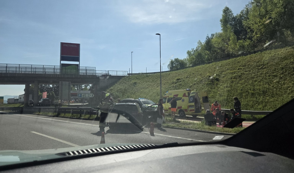 Nesreča na avtocesti: Z avtom trčil v ograjo