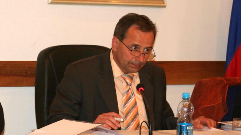 Ni nujno, da daje župan žaljive sklepe na glasovanje, vztraja Kastelic. (Foto: Ž