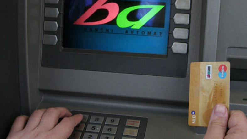 Previdno pri dvigovanju gotovine. (Foto: Dare Čekeliš)