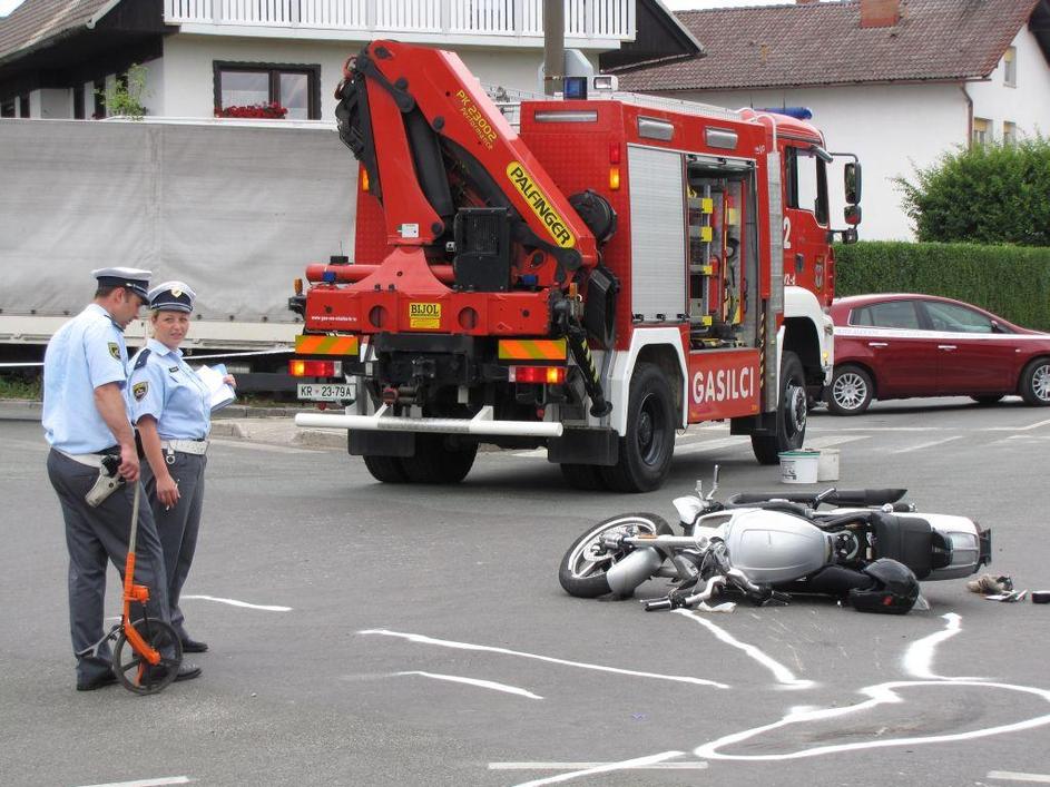 prometna nesreča motorist križišče trčenje policisti