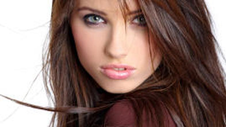 Lasje bodo še bolj sijoči in gladki, če boste regenerator z las sprali s hladno 