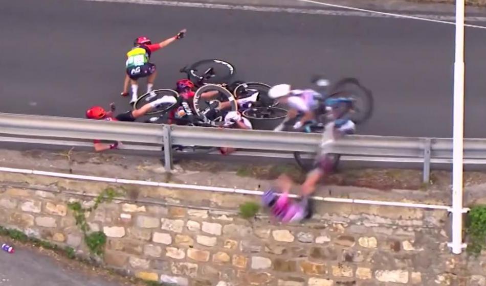 Grozljiv padec kolesarke, gledalci vse videli v živo
