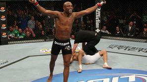Anderson Silva slavi novo zmago v oktagonu. (Foto: UFC)
