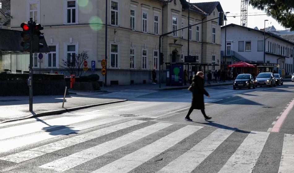 Zapeljal je vzvratno in moškega spravil v bolnišnico