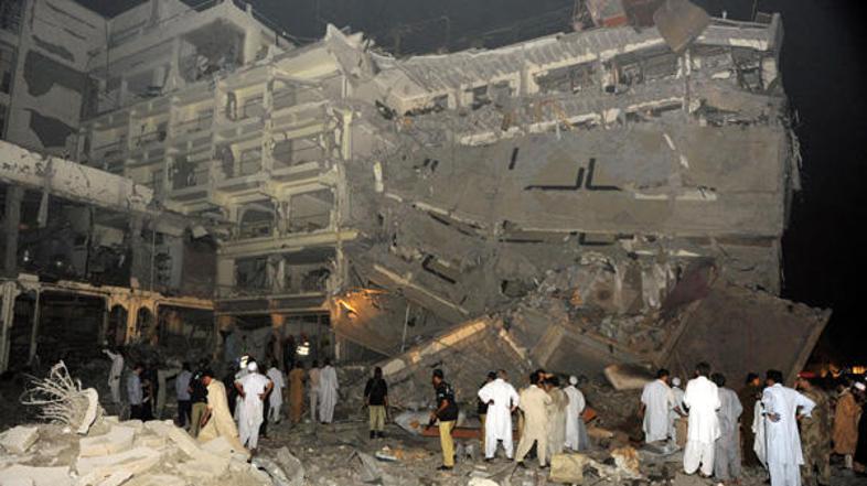 V eksploziji bombe pred luksuznim hotelom v mestu Pešavar na severozahodu Pakist