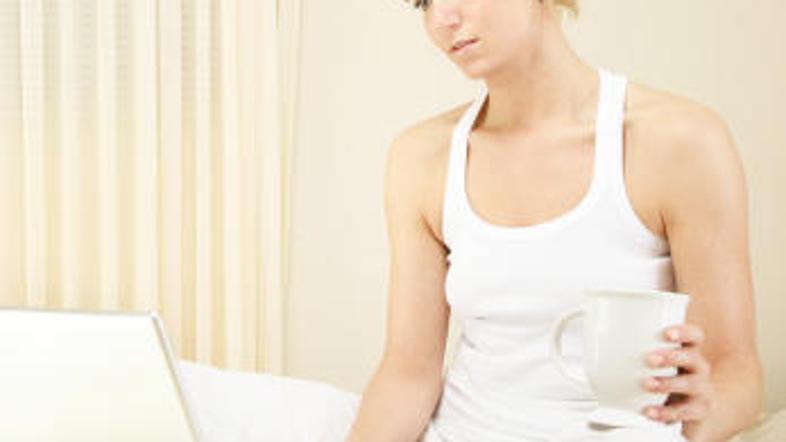 Spalnica ni primeren prostor za domačo pisarno.