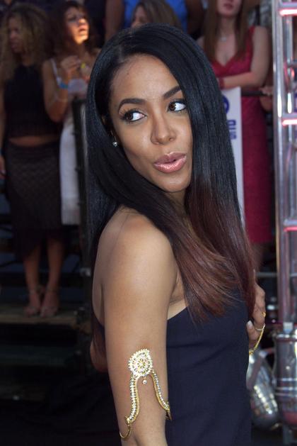55. avgusta 2001 je umrla 22-letna zvezdnica r'n'b'-ja Aaliyah. Njeno letalo je 