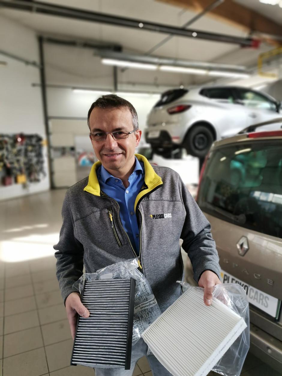 Gregor Rozina, vodja poprodaje pri Pleško Cars prikazuje razliko med klasičnim kabinskim filtrom in filtrom z aktivnim ogljem. | Avtor: Pleško cars