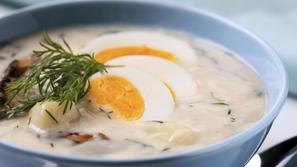 Trdo kuhano jajce za malce drugačno gobovo juho. (Foto: Shutterstock)
