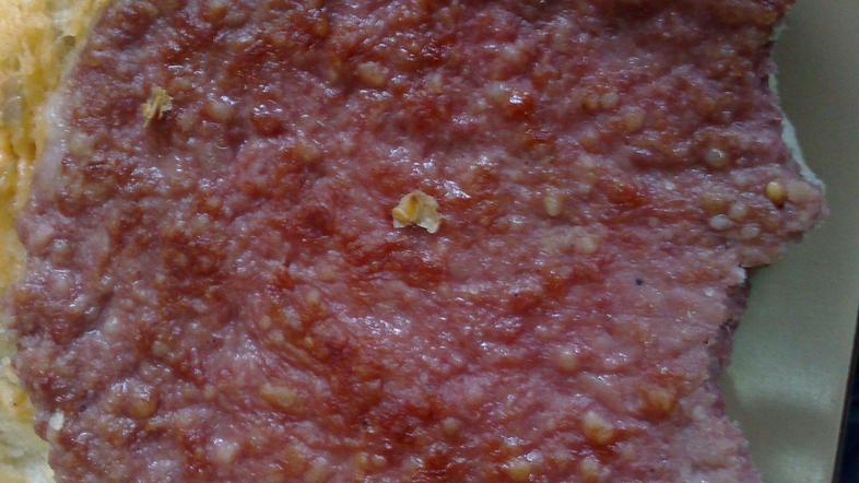 Očitno surova pleskavica. (Foto: bralec)