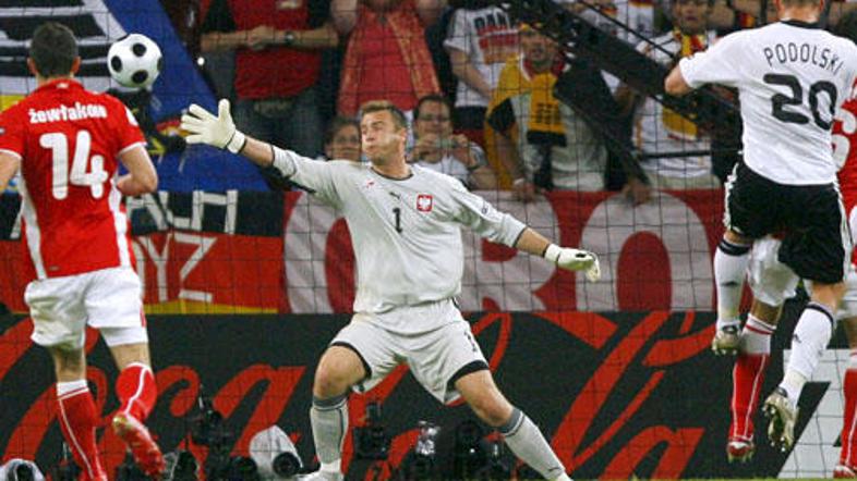 Očitno se je žoga iz gola odbila še Orzechowskemu v glavo.