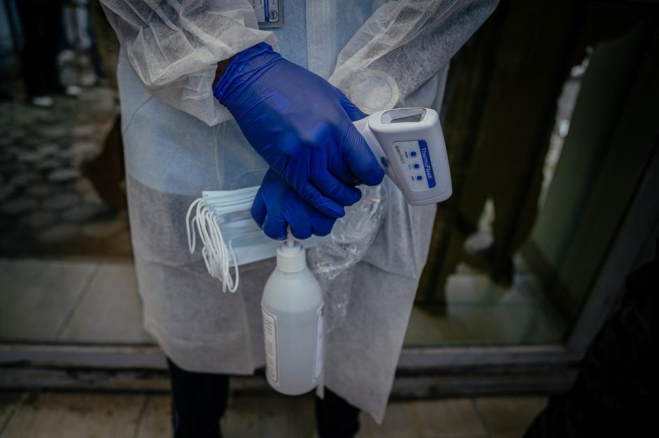 ebola epidemija maska zaščita