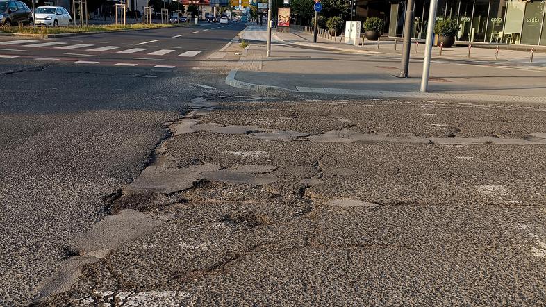 Dunajska cesta udarne jame uničeno cestišče