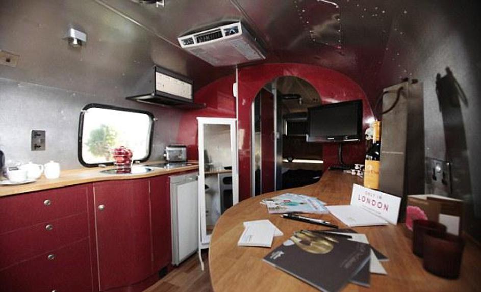 Majhen, a zelo opremljen.