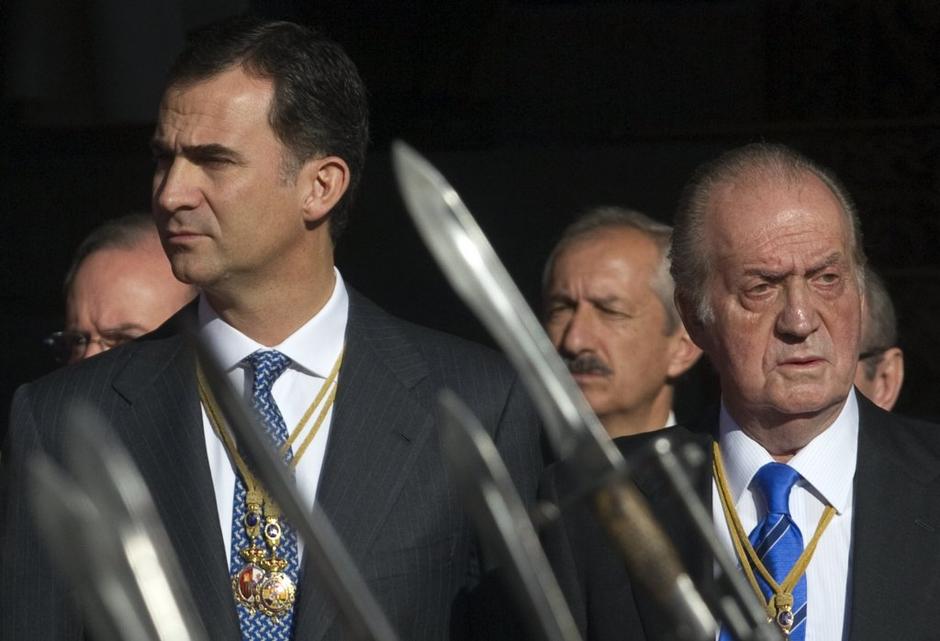 Španski kralj Juan Carlos in kronski princ Felipe na vojaški paradi, 27. decembr | Avtor: Reuters