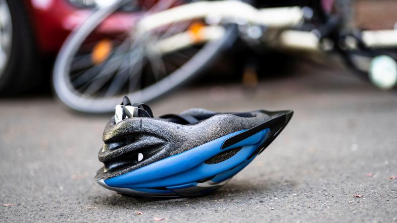 kolesarska čelada kolesar nesreča kolo