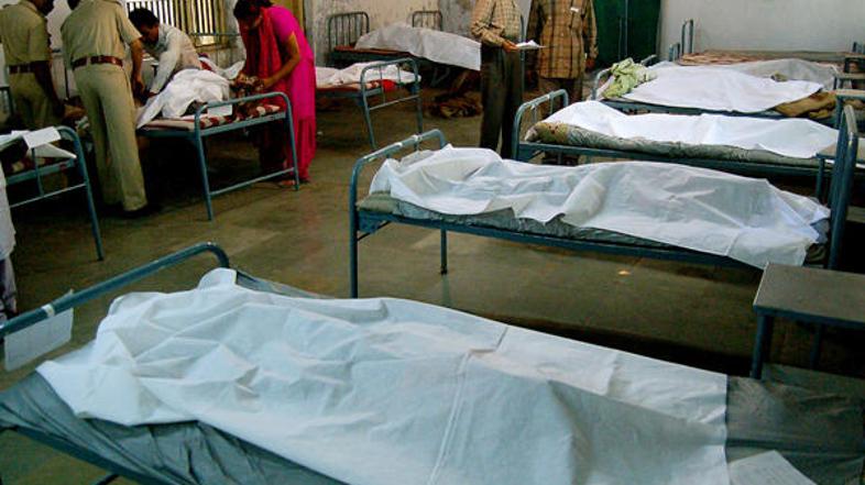 V stampedu v hindujskem templju v Indiji je umrlo najmanj 68 ljudi, med njimi 30