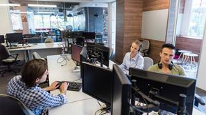 uslužbenci v pisarni pisarna javni uslužbenci javni sektor 0